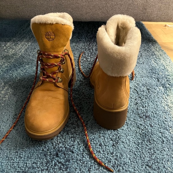 Timberland women’s Kinsley boot with fur - Picture 3 of 5